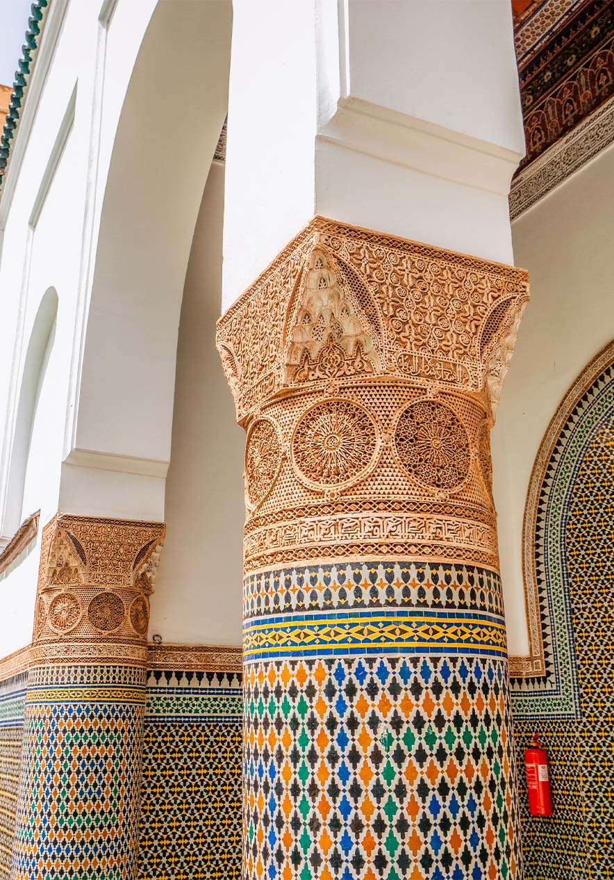 Dar Bacha is een paleis met traditionele architectuur, versierd met stucwerk en mozaïeken in harmonieuze combinaties