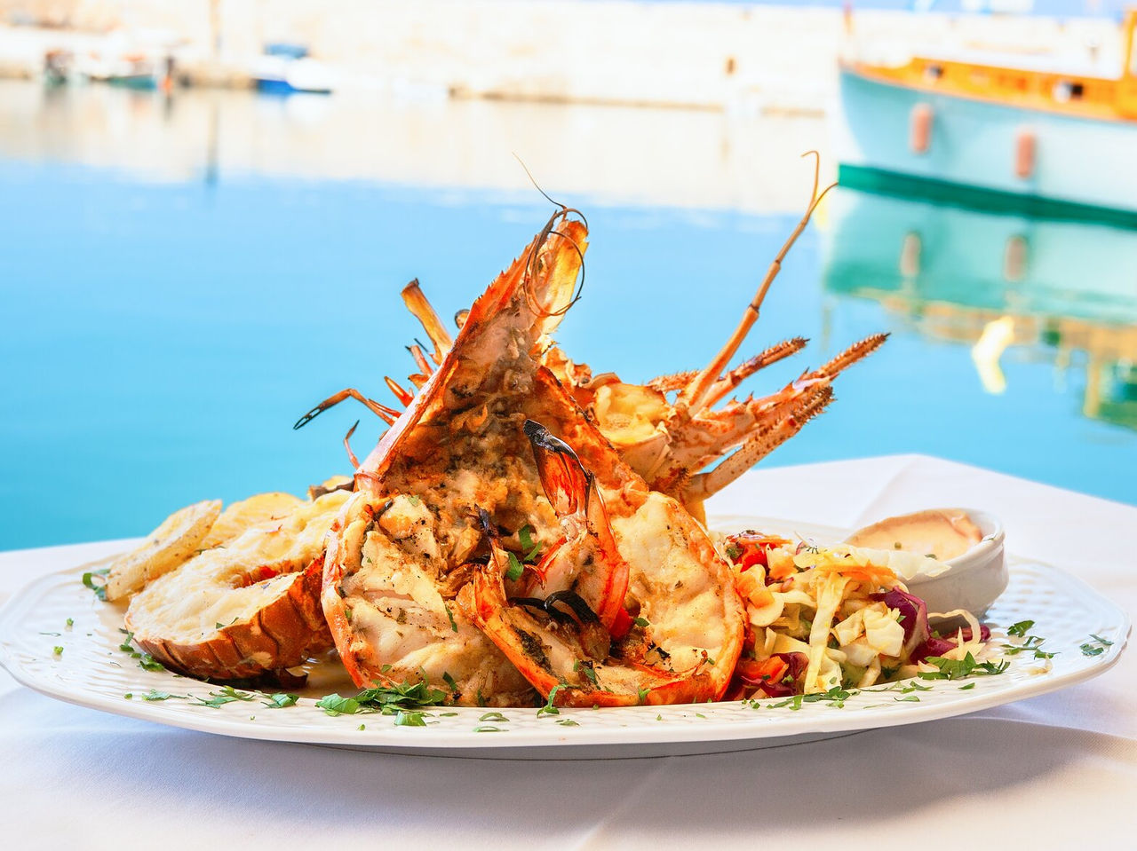 Proef de zeevruchten van de kust van Tanger, in een gerecht vol gegrilde garnalen met kruiden en de zee op de achtergrond