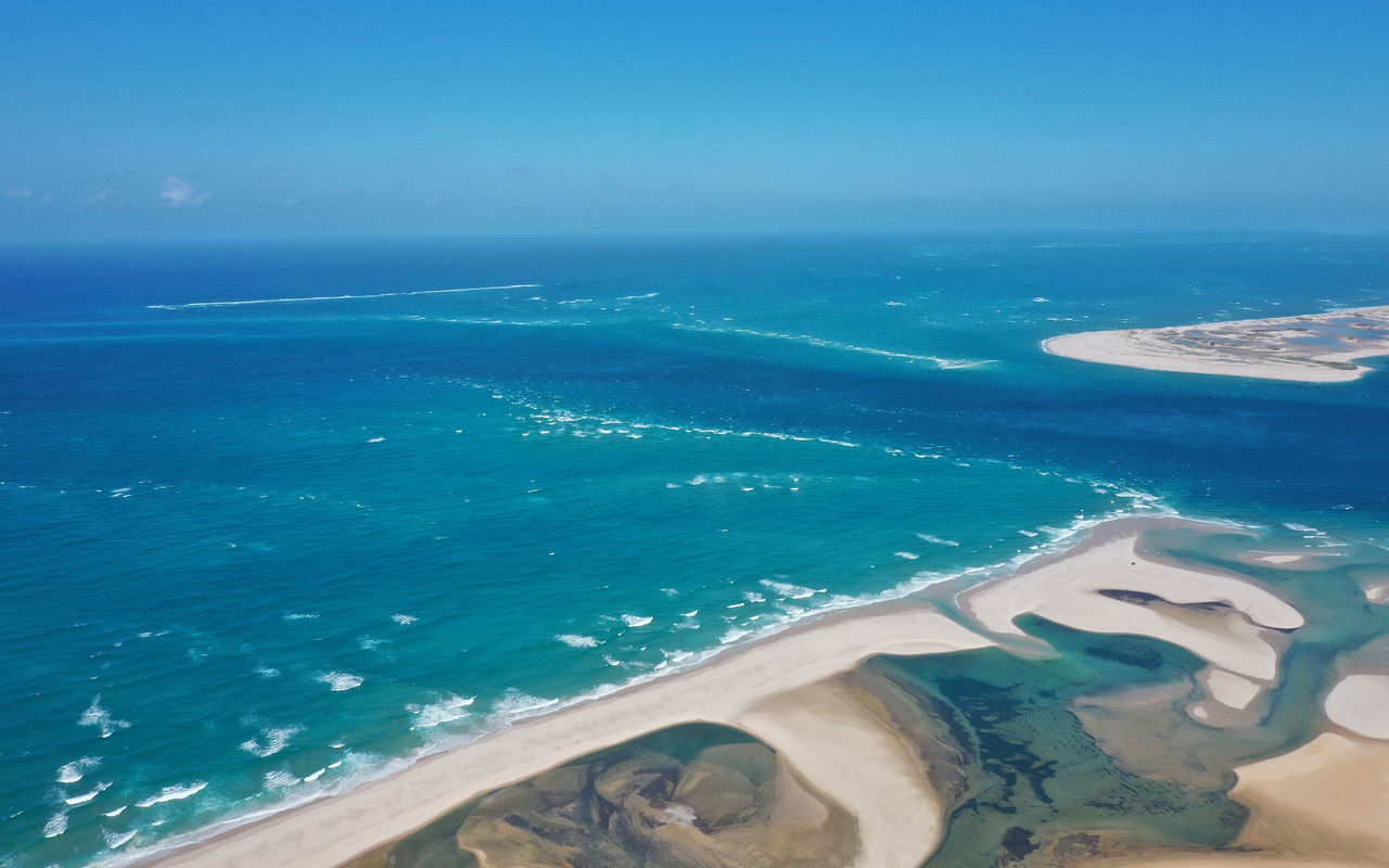 Adembenemend luchtfoto van de baai van Bazaruto, met kristalhelder water, witte zandduinen en koraalriffen
