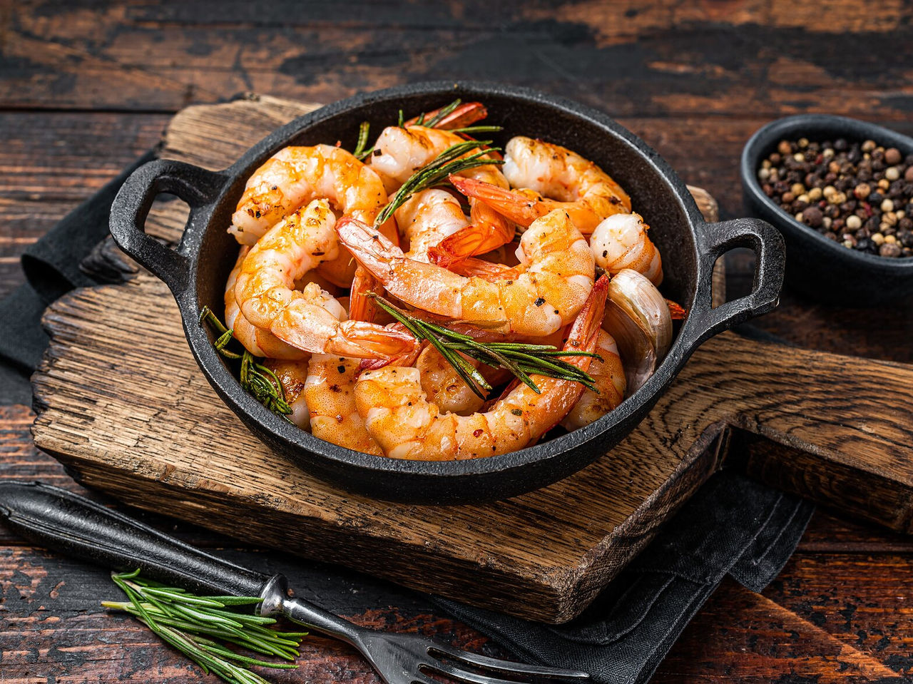 Bord op een tafel met een servet waar je kunt genieten van typisch eten uit Maputo, Mozambique