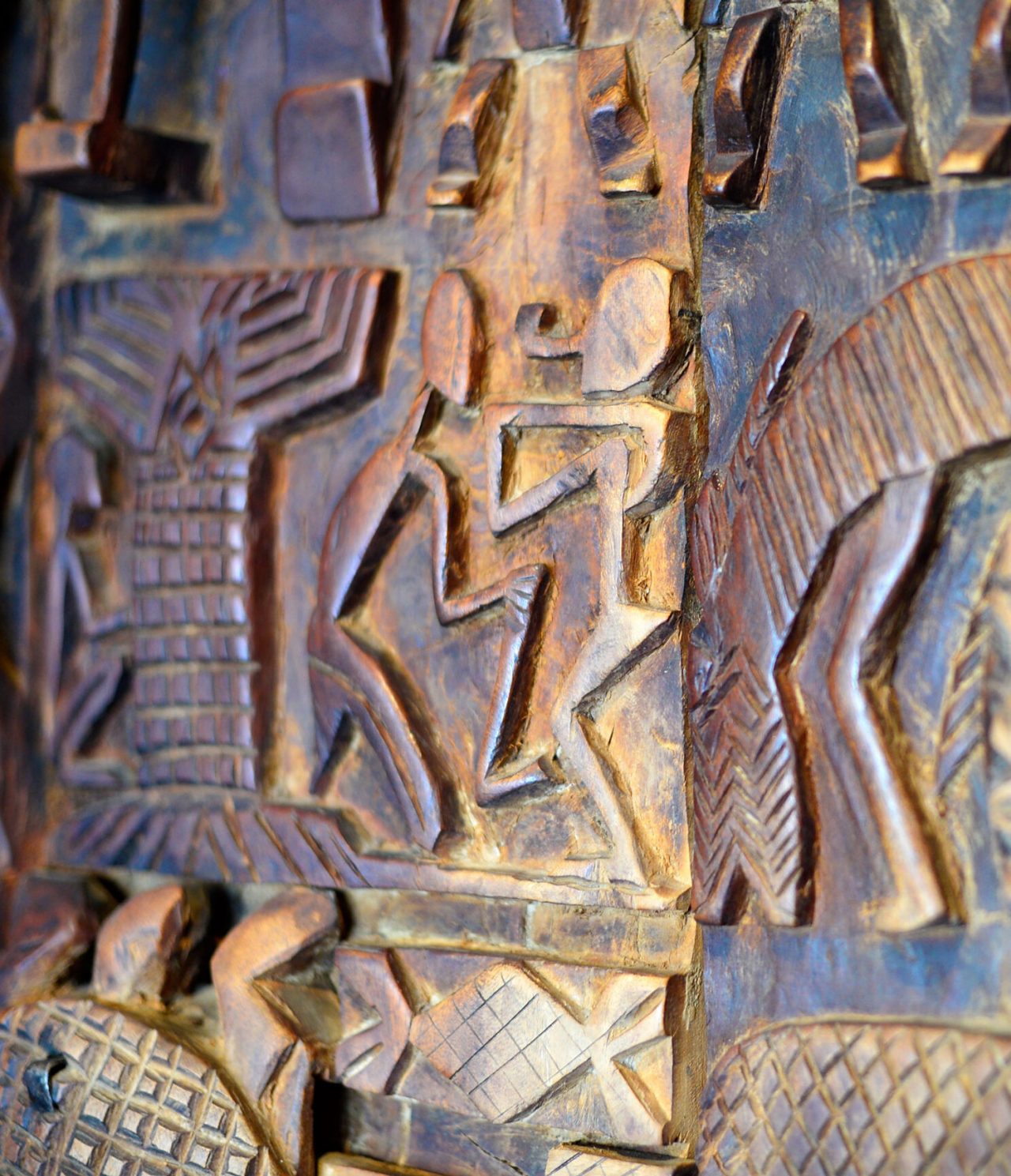 De bar Sasseka, van het 4-sterrenhotel in Maputo, heeft een typische Afrikaanse sculptuur met dieren en mensen