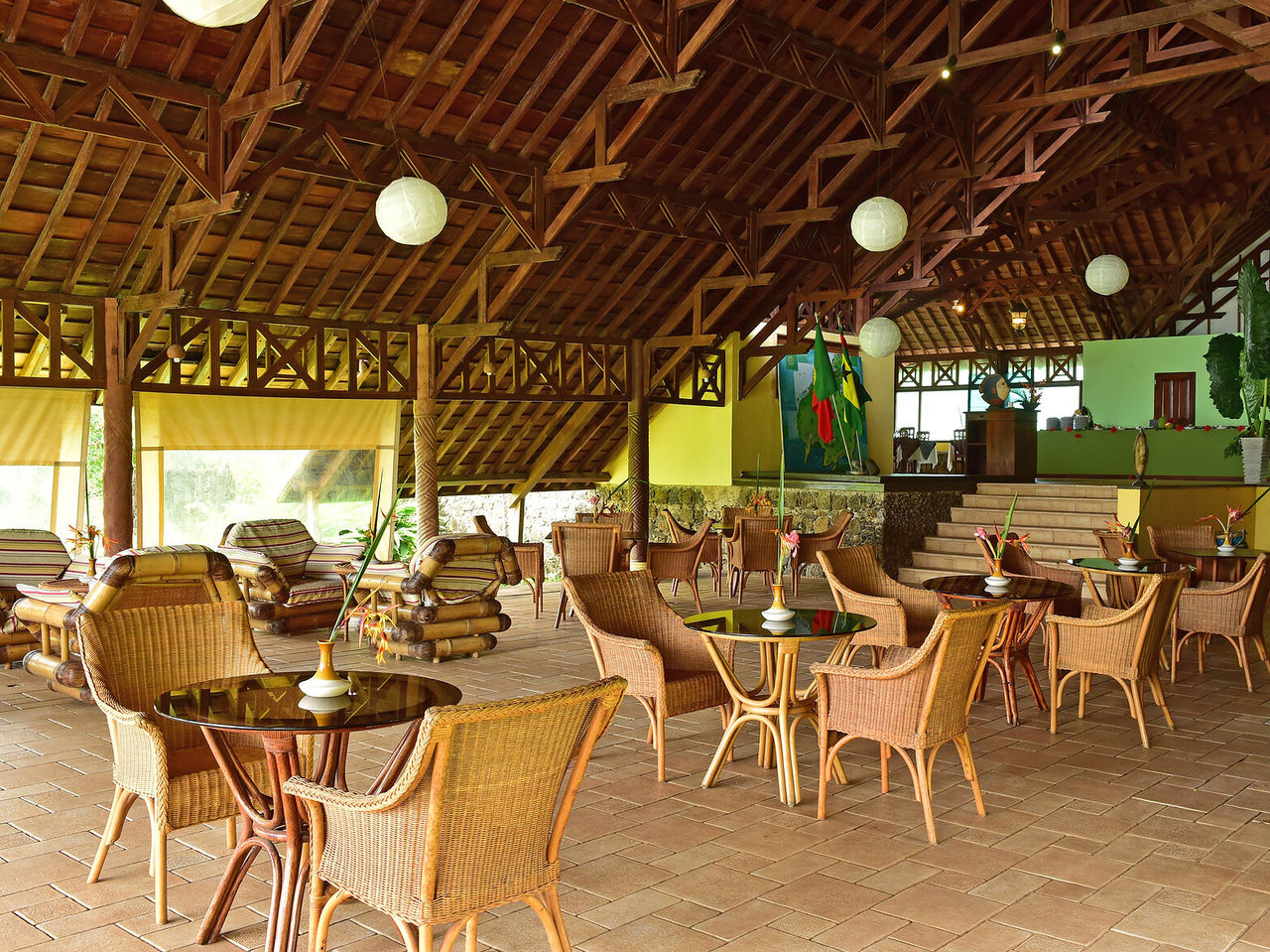 Het restaurant Golfinho, van het hotel op Ilhéu das Rolas, in São Tomé, heeft een buitenrestaurant met rattan tafels