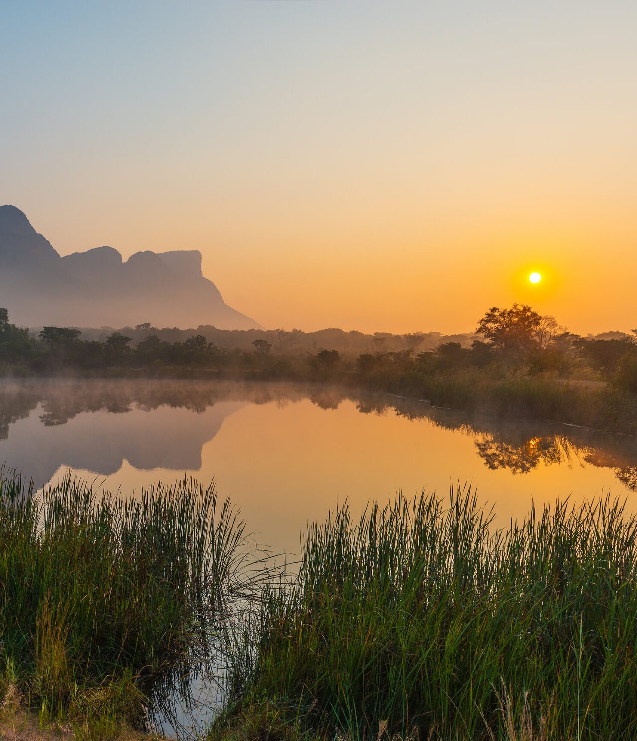 Bezoek het Krugerpark voor een rustige omgeving, meer en zonsondergang