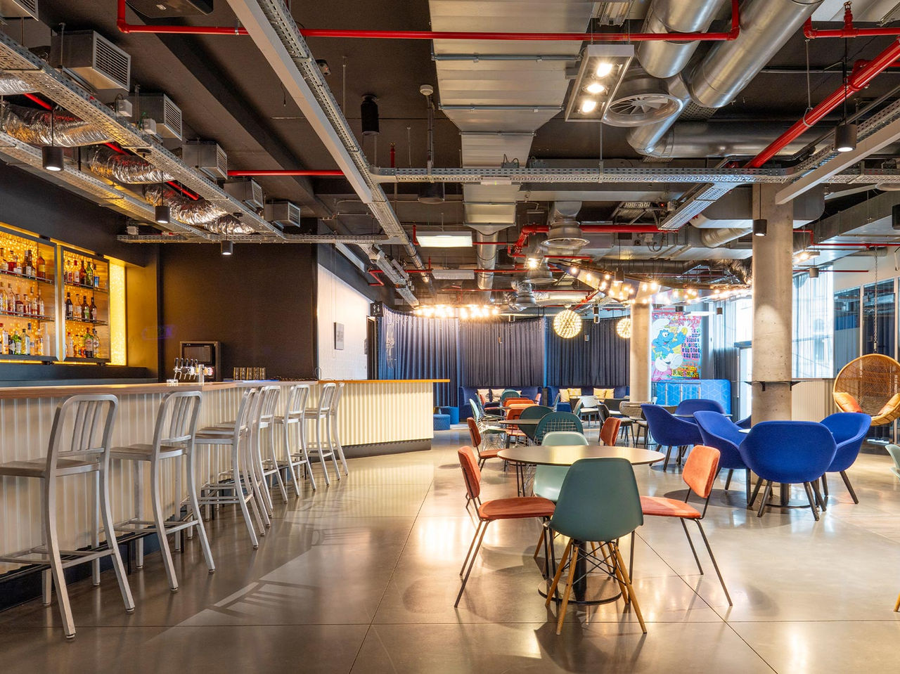 De bar van het hotel in Brussel vlakbij het Europees Parlement heeft stoelen, tafels en hangende schommels