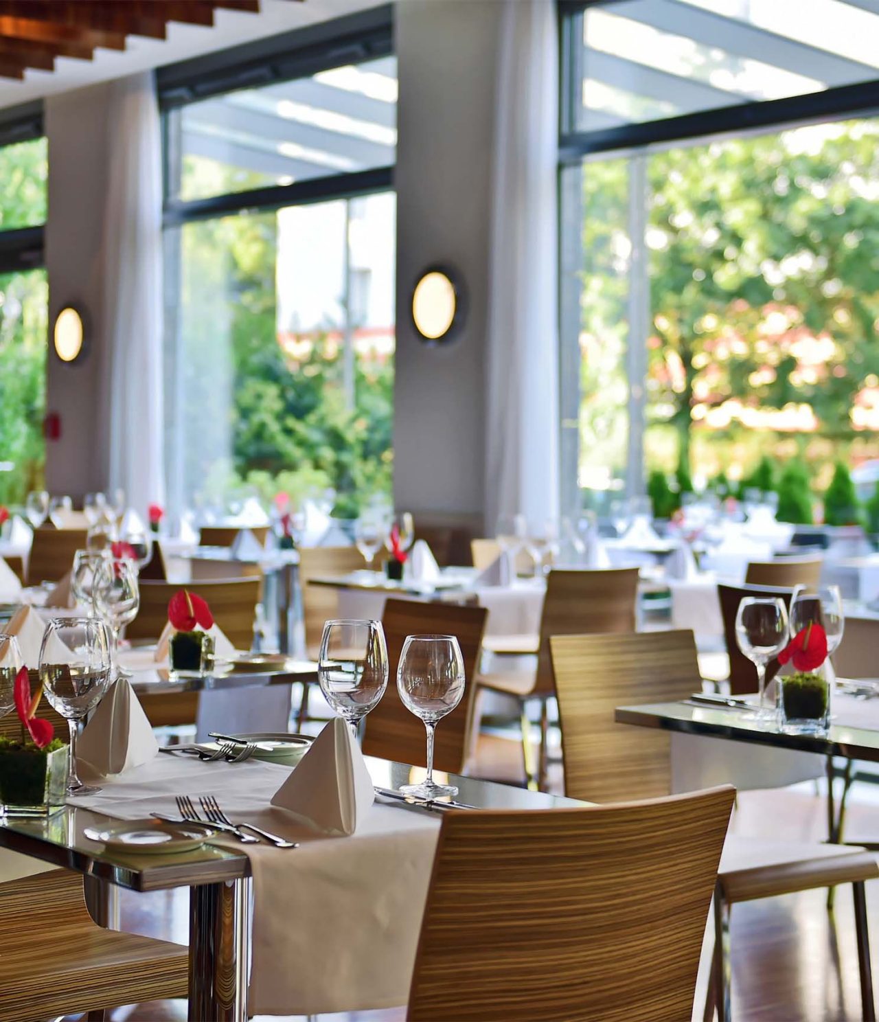 Het restaurant Atlantis, van het 4-sterrenhotel in Berlijn, heeft een strakke en verfijnde inrichting