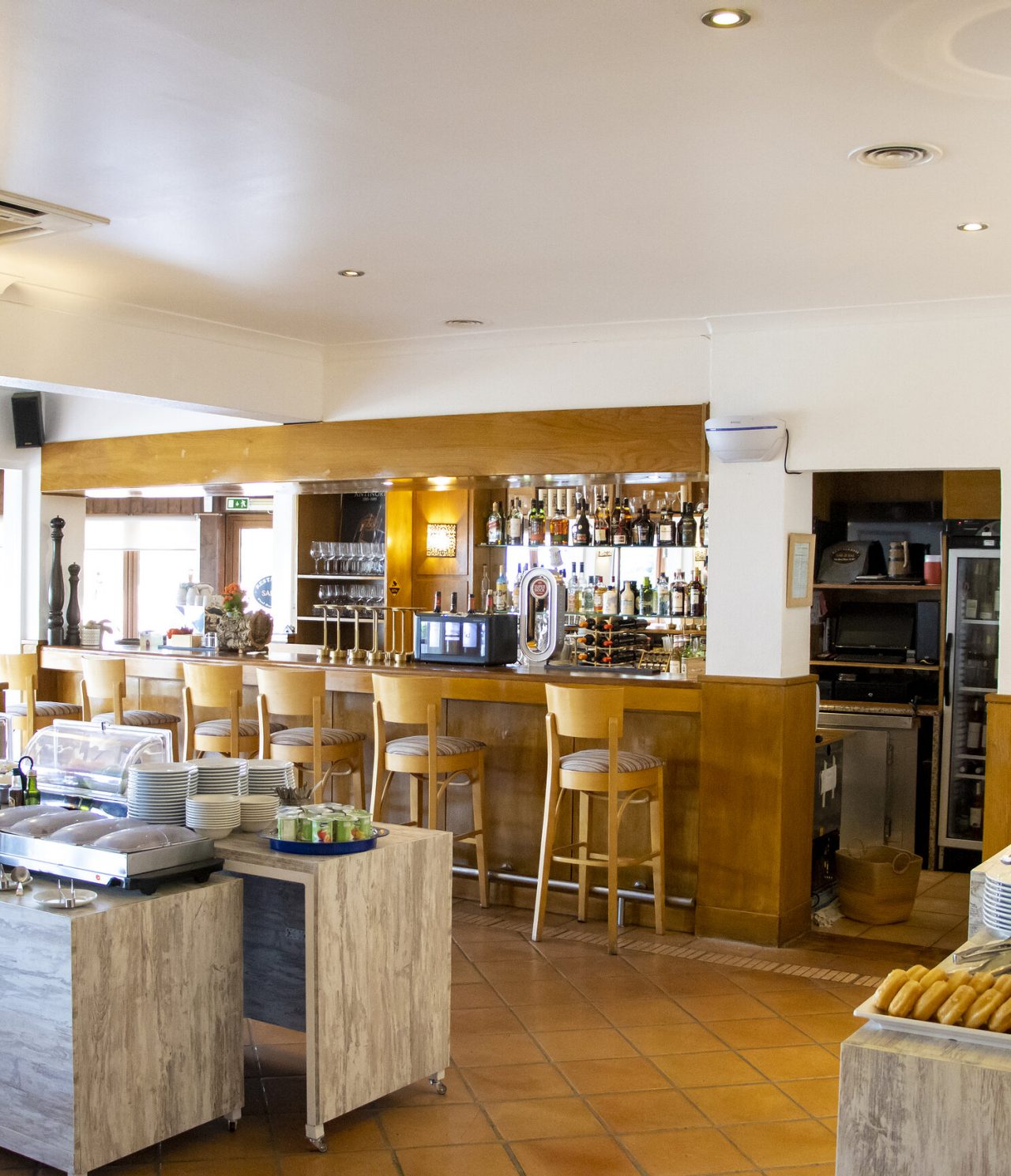 Het restaurant Sal & Tal, van het 4-sterrenhotel in Carvoeiro, Algarve, heeft een restaurant met buffet en een bar