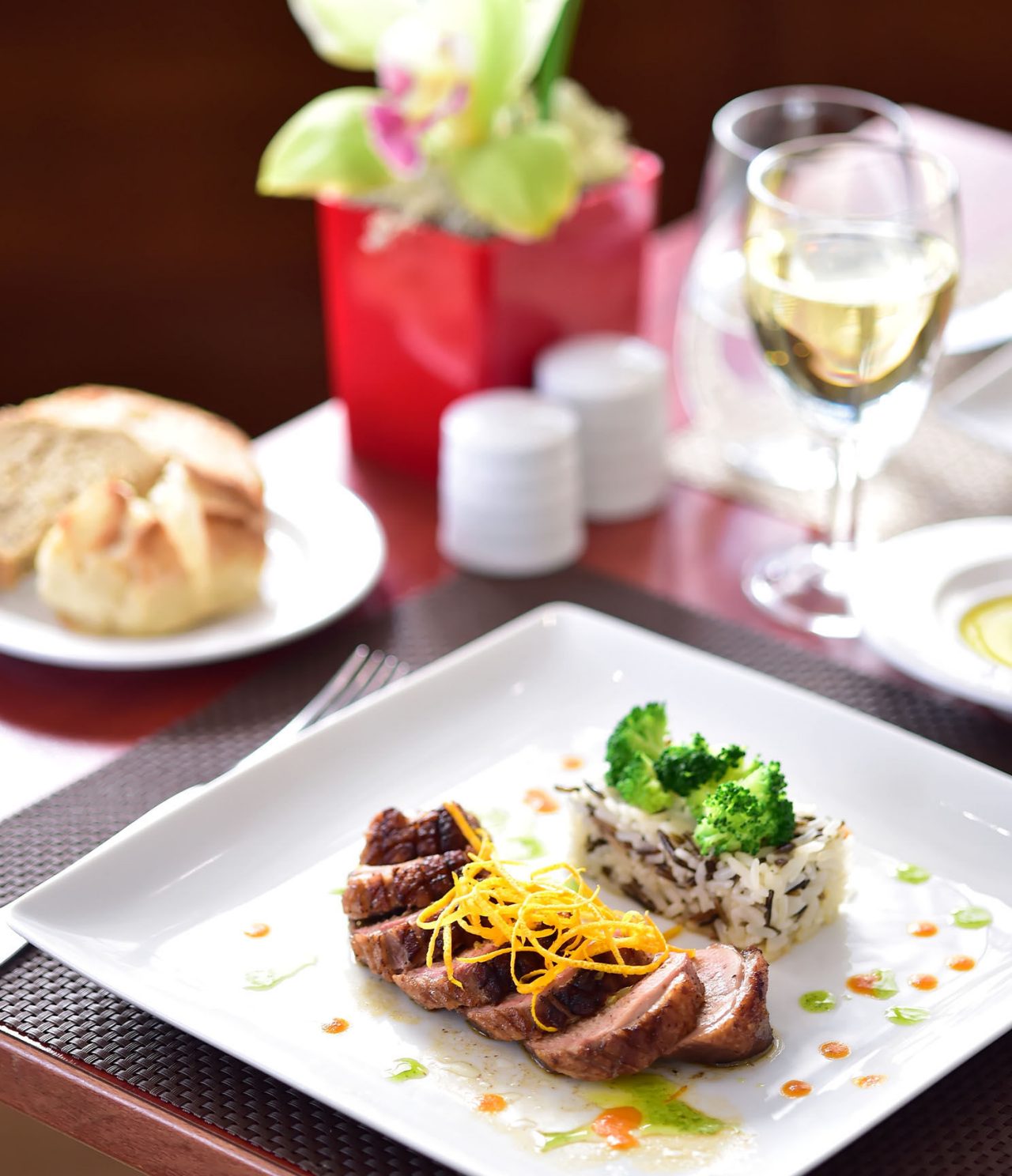 De bar Atlântico, van het 4-sterrenhotel in Cascais, serveert gerechten zoals eend met wilde rijst