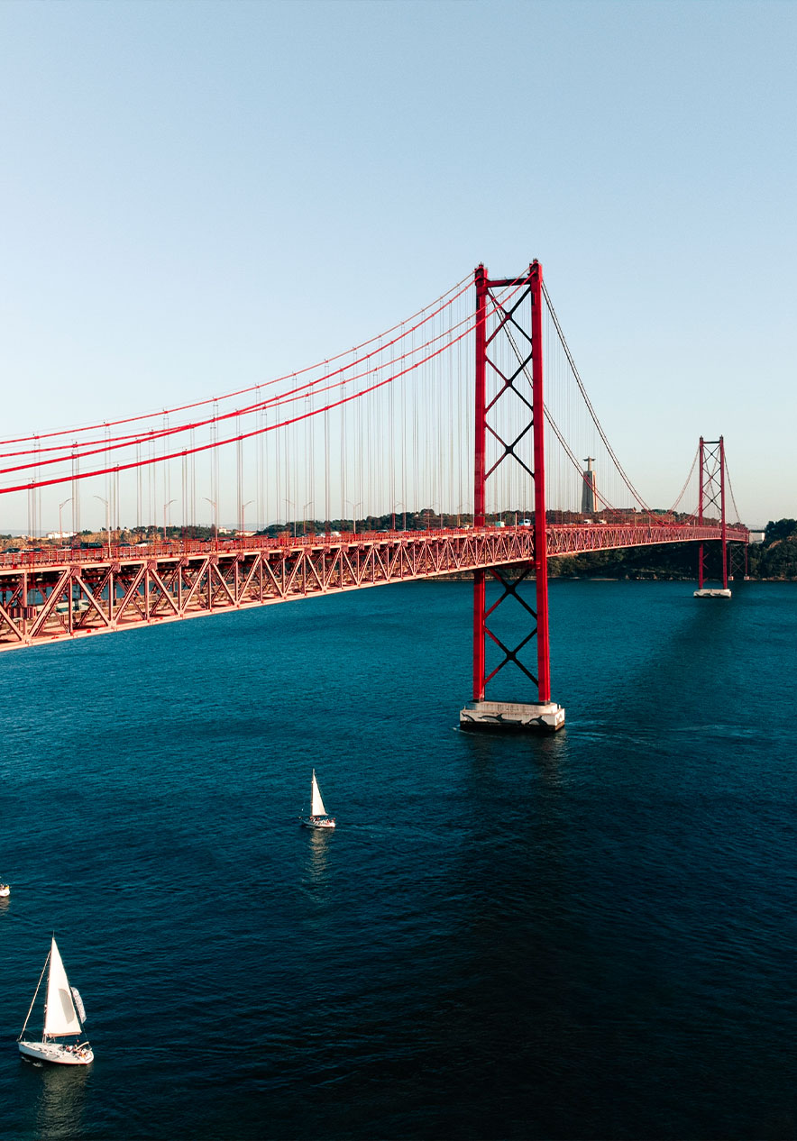 Je kunt de iconische Ponte 25 de Abril bezoeken, een hangbrug in de hoofdstad