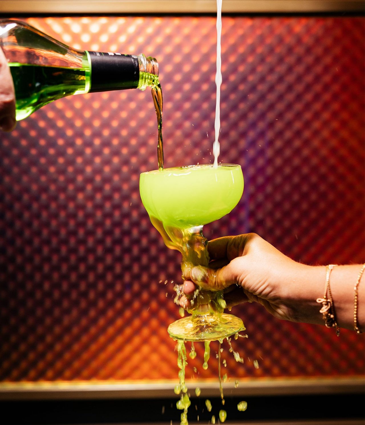 Het Inverse CR7 restaurant in het hotel in het historisch centrum van Lissabon heeft een cocktail met groene onderlaag