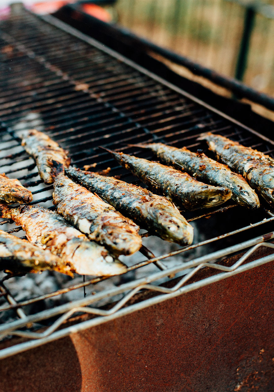 Sardines op de grill, de traditionele vis die de populaire festiviteiten in juni in Lissabon vergezelt