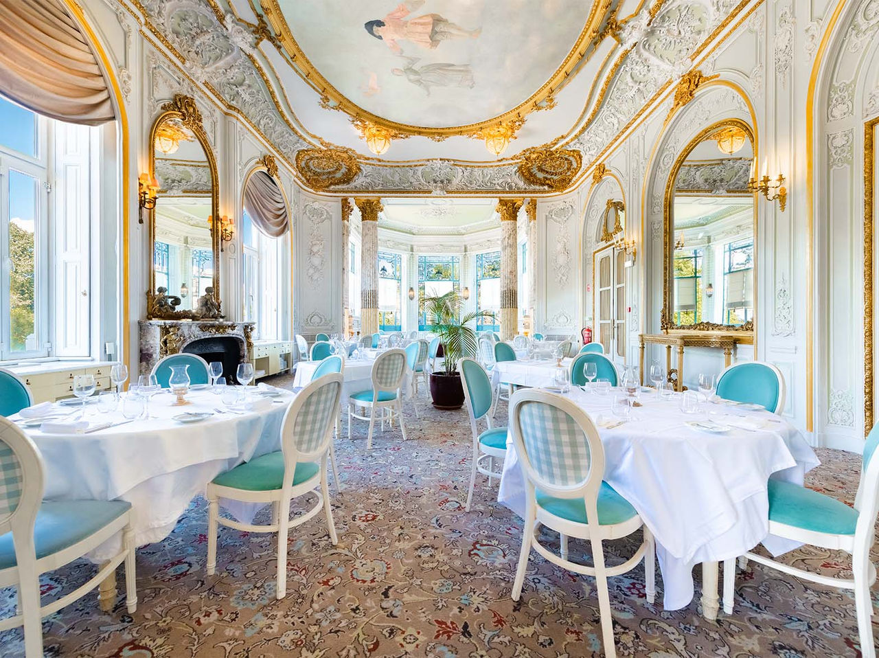 Het restaurant Valle Flôr, van het 5-sterrenhotel, Nationaal Monument, heeft een elegante zaal met ronde tafels en stoelen