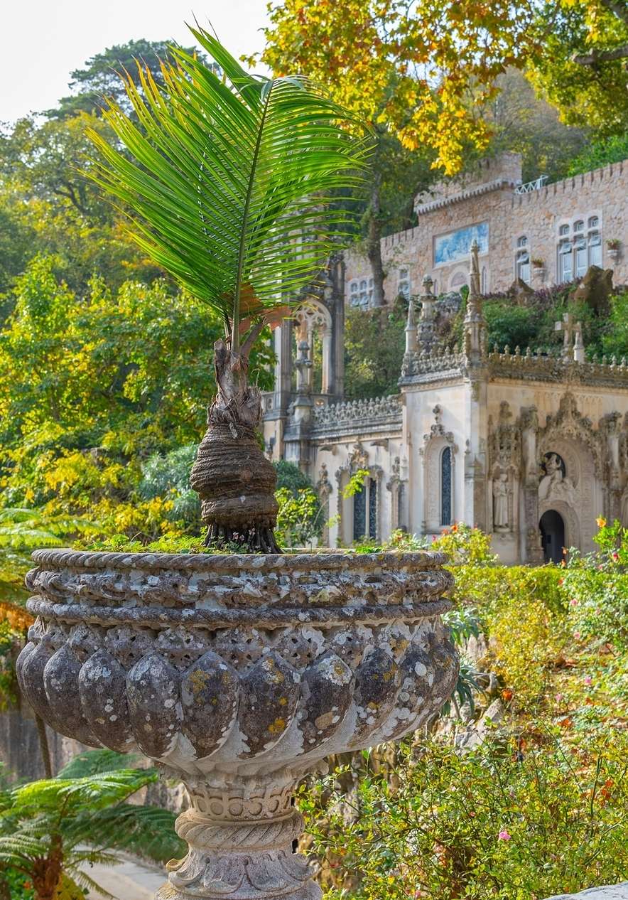 Quinta da Regaleira in Sintra, met een gotische en romantische gevel, omgeven door weelderige groene vegetatie