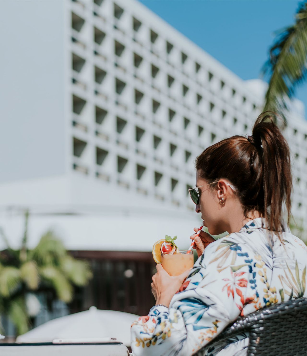 Het restaurant On, van het hotel in Funchal, op het eiland Madeira, heeft een tafel met uitzicht op het hotel