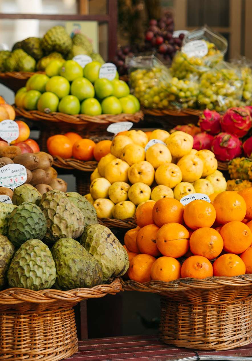 Cestas met tropische, kleurrijke vruchten op de Mercado dos Lavradores, in het historische centrum van Funchal