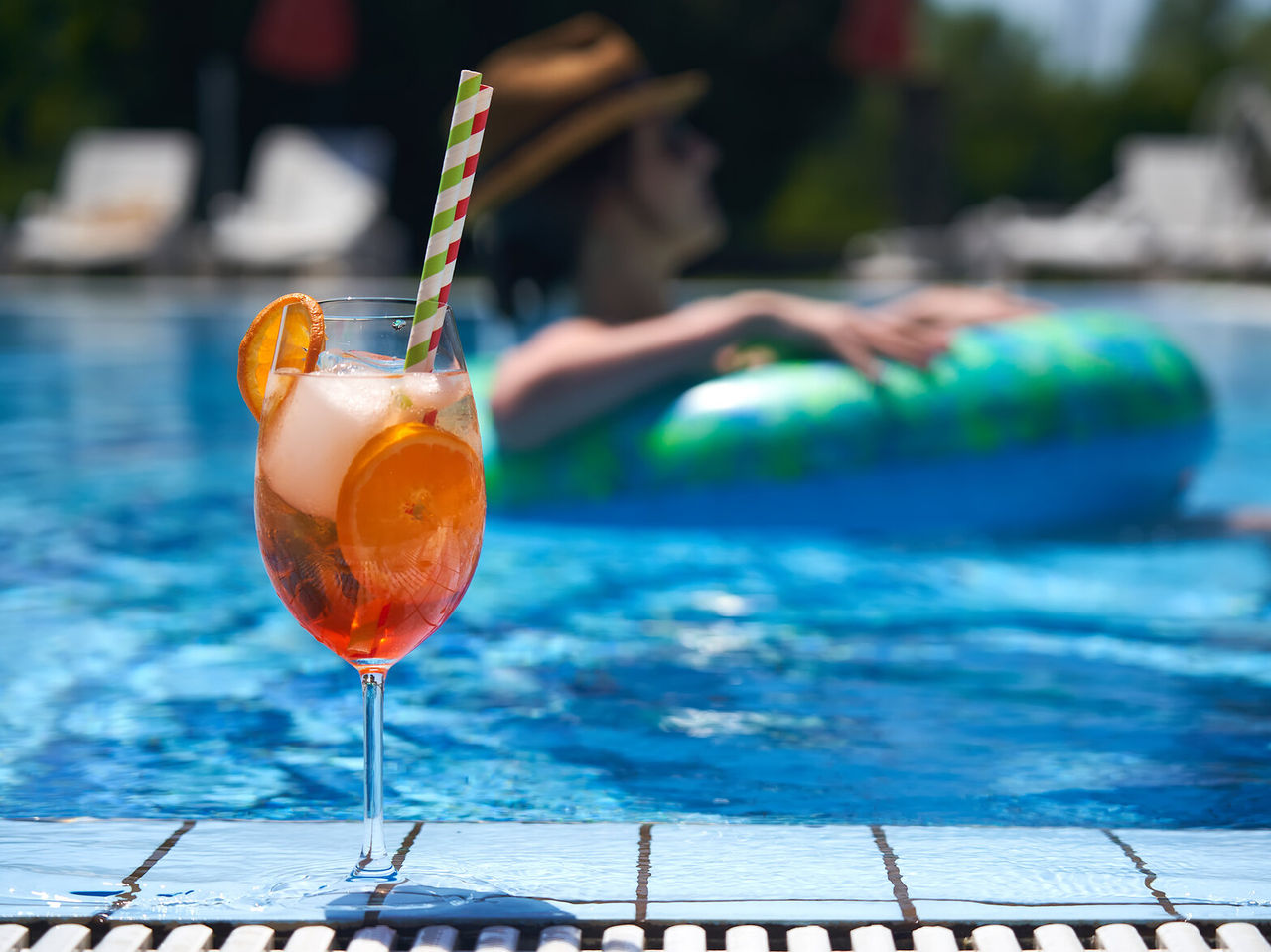De Pool Bar, van het 5-sterrenhotel in Funchal, op Madeira, heeft een bar boven het zwembad waar je cocktails kunt bestellen