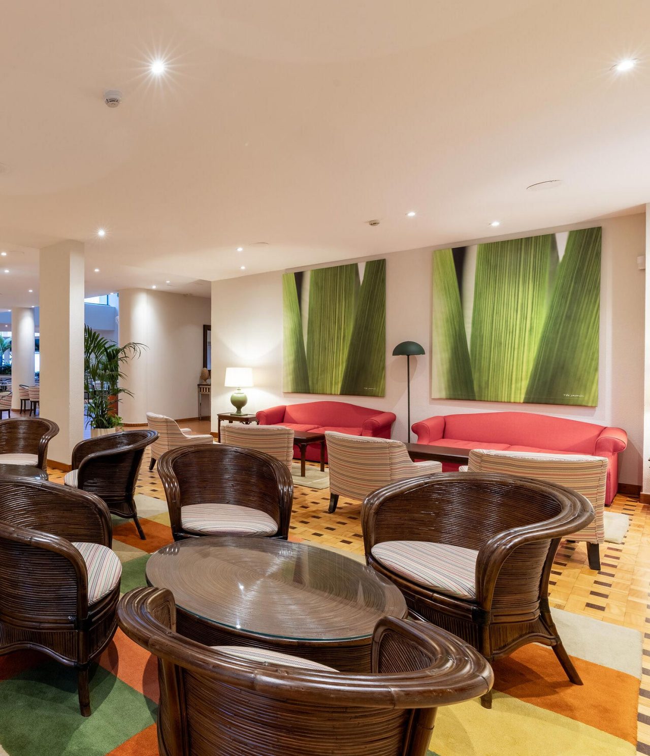De Arlequim bar van het 5-sterrenhotel in Funchal, Madeira heeft sofa’s en fauteuils met ronde tafels