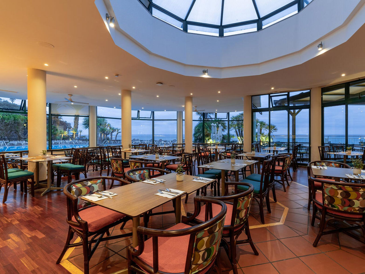 Het Arlequim restaurant van het 5-sterrenhotel in Funchal, Madeira heeft een panoramisch uitzicht op het strand