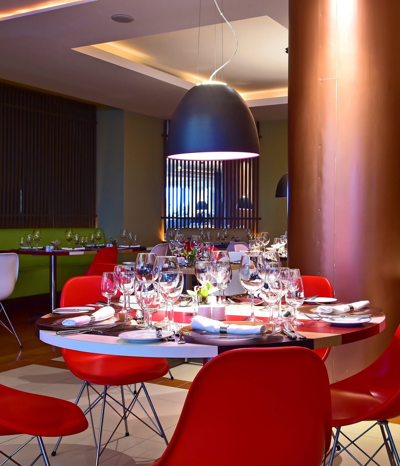 Het restaurant Deep Blue, van het 4-sterrenhotel aan zee in Funchal, heeft een ronde tafel met rode stoelen