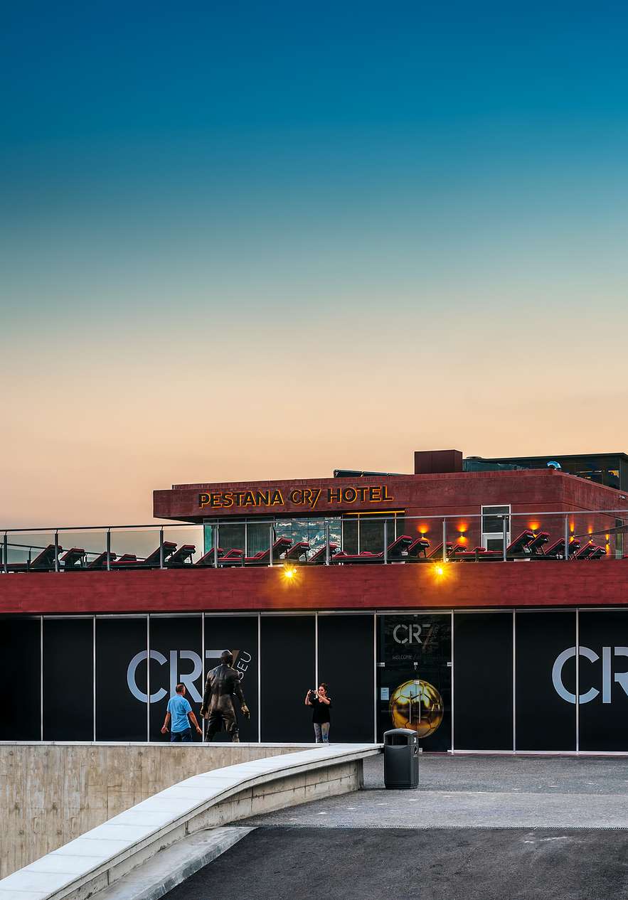 Cristiano Ronaldo Museum naast Pestana CR7 hotel in Funchal, met mensen die foto's maken van het standbeeld