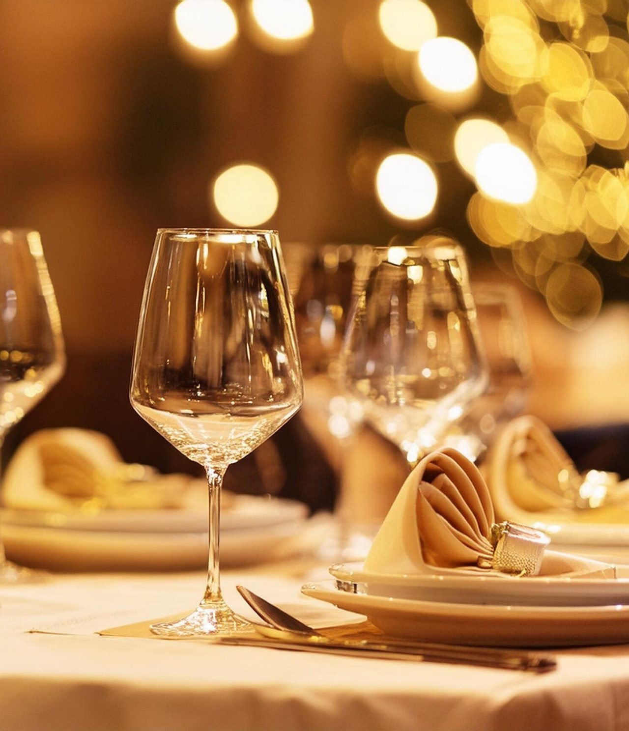 Het restaurant Mediterrâneo, van het Romantische Hotel in Funchal, Madeira, heeft een elegante tafel met een glas wijn