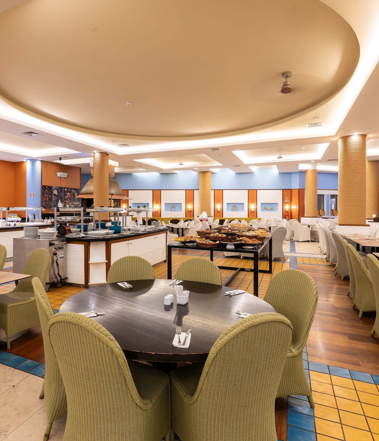 Restaurant Marés van het 5-sterrenresort op Porto Santo heeft een buitenruimte met vierkante tafels en stoelen.