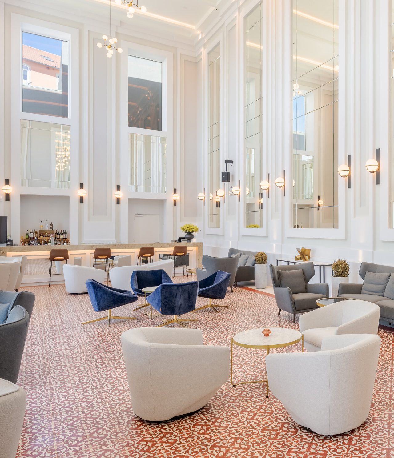 De bar The Great Daisy, van het Premium Hotel in Porto, is ruim met hoge muren en spiegels