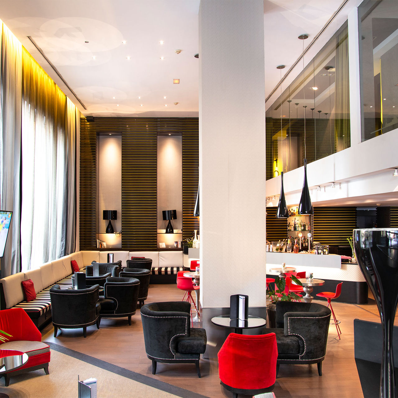 Restaurant Pestana Arena Barcelona met moderne inrichting en comfortabele stoelen