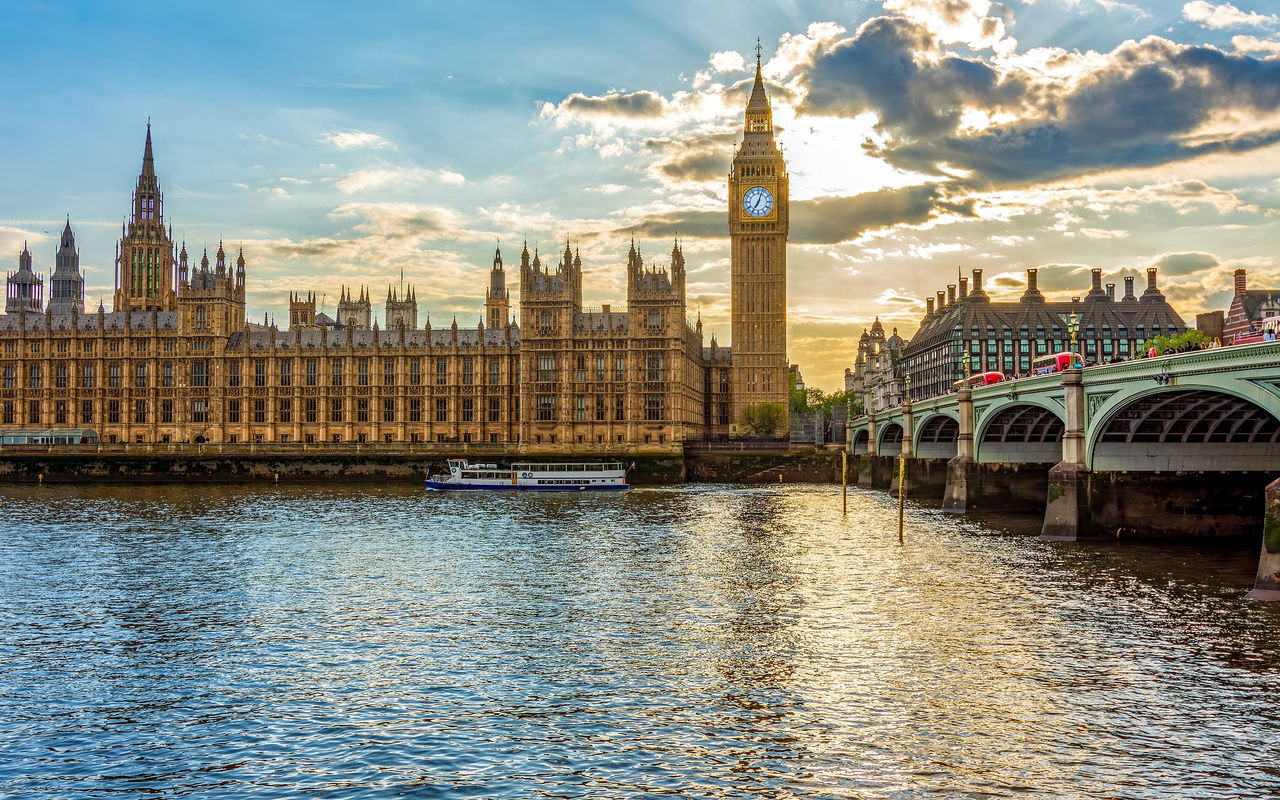 Panoramisch uitzicht op het Palace of Westminster in Londen, naast de iconische Big Ben, met de Theems op de voorgrond