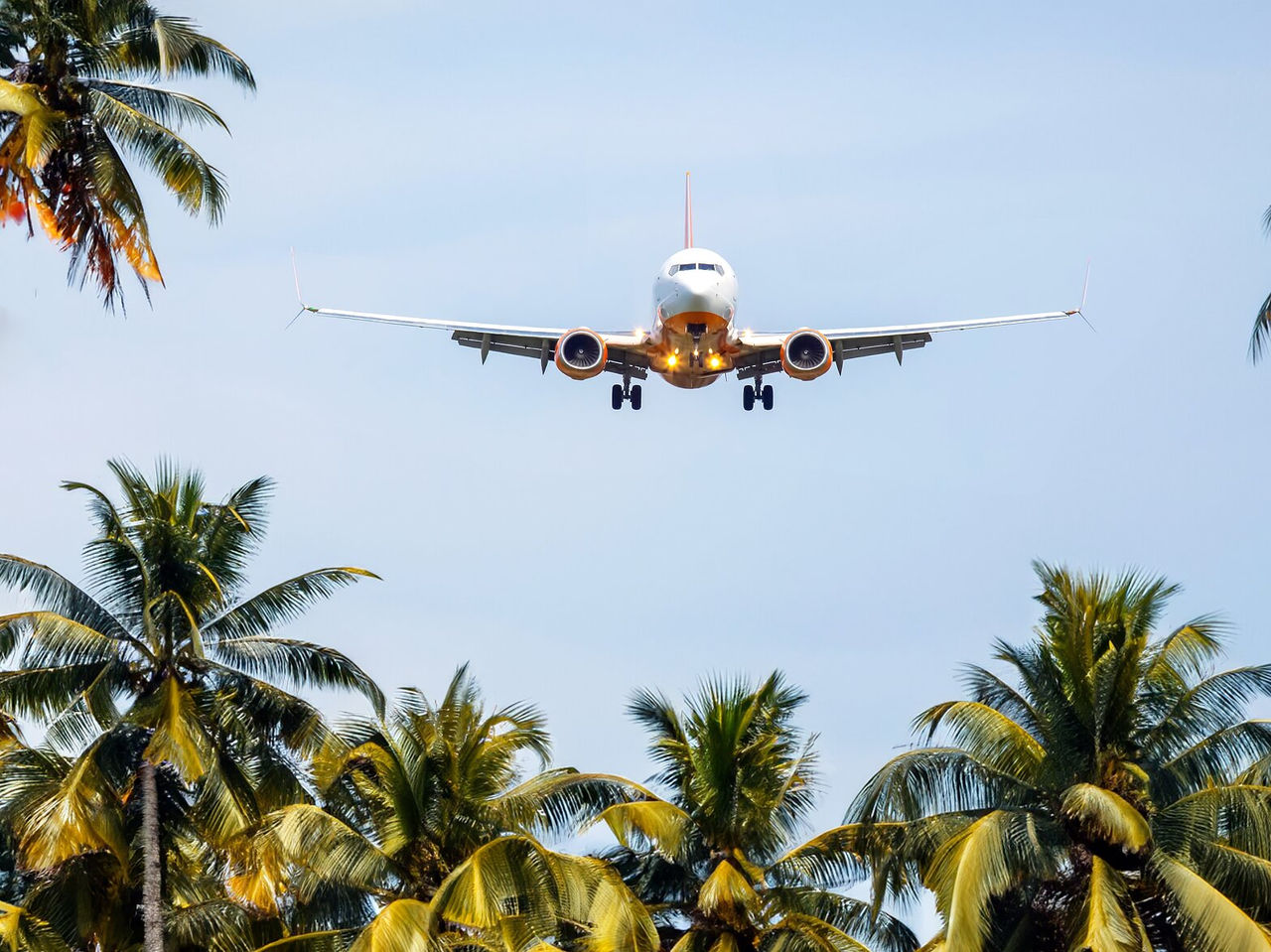 Commercieel vliegtuig maakt zich klaar om op de landingsbaan te landen
