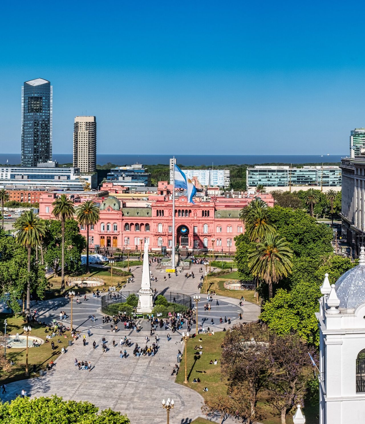 Luchtfoto van Plaza de Mayo, met de zetel van de Argentijnse regering en het Cabildo, met mensen die wandelen