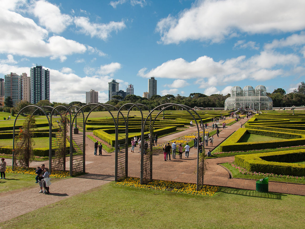 Zijaanzicht van de Botanische Tuin van Curitiba, met nadruk op de imposante entreebogen en bloeiende tuinen