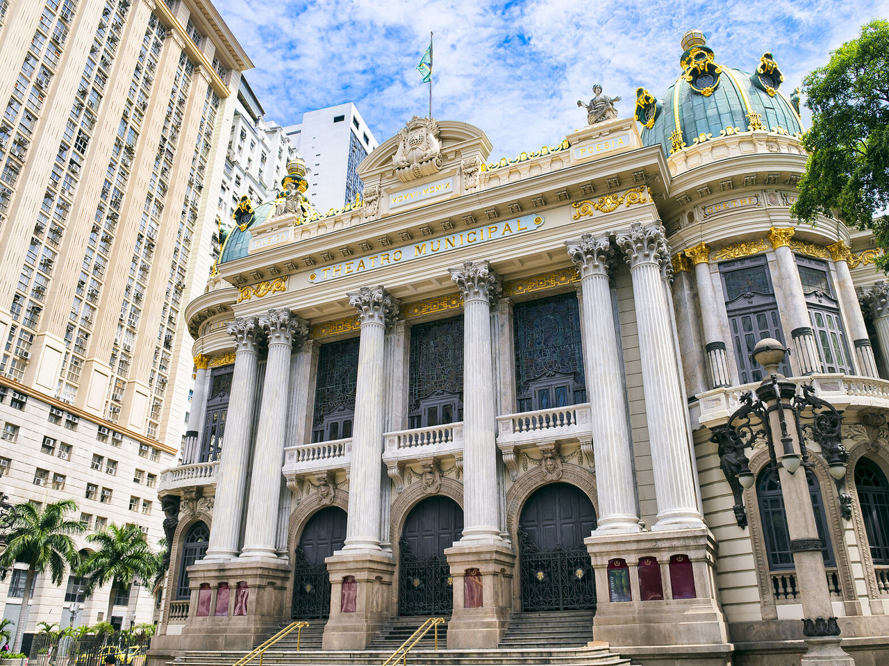 Vista da fachada do Teatro Municipal do Rio de Janeiro, um ícone de arquitetura e cultura do Brasil