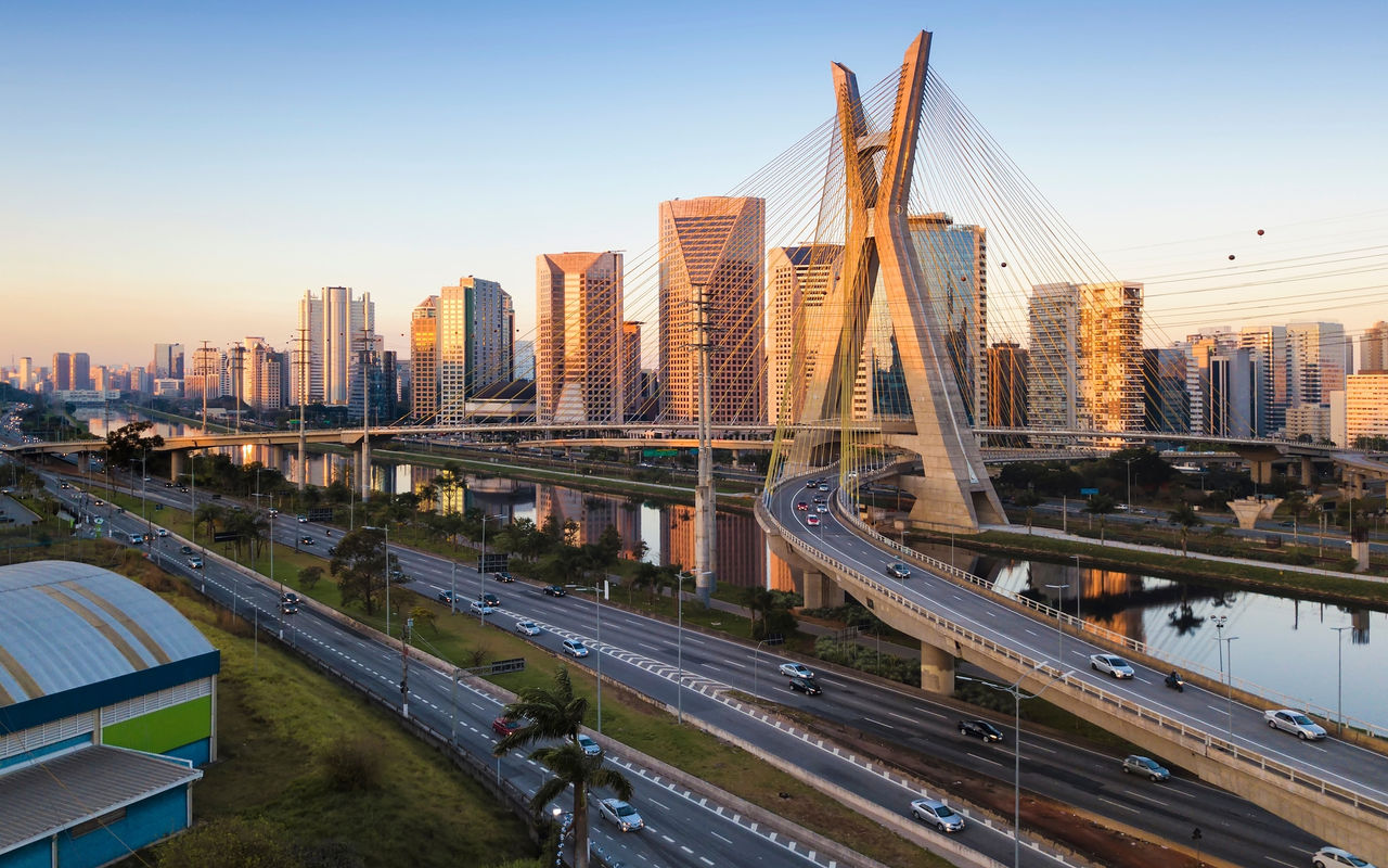 Stedelijk landschap van São Paulo met de Estaiada-brug die de Pinheiros-rivier oversteekt onder een blauwe lucht