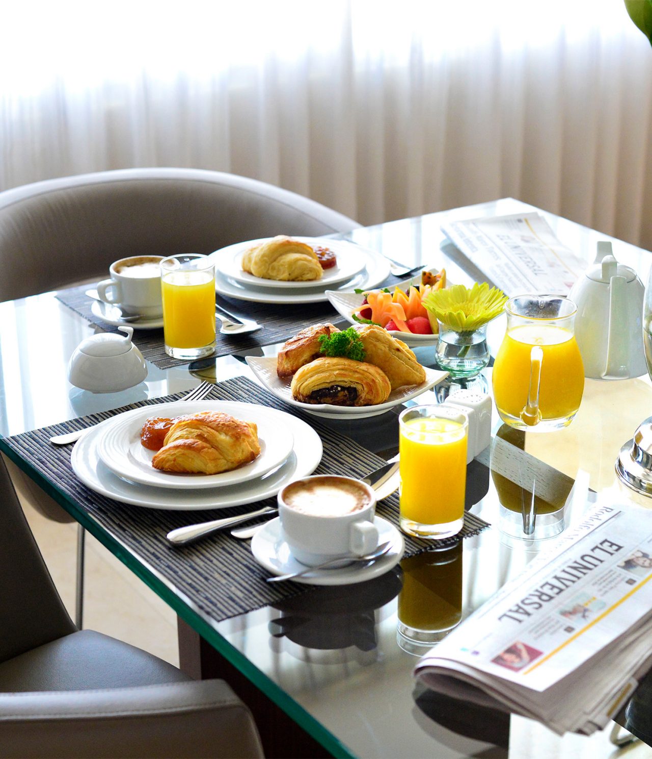 Het restaurant Ribeira Brava, van het Hotel in Caracas, serveert gevarieerde ontbijtjes met sap, koffie en croissants