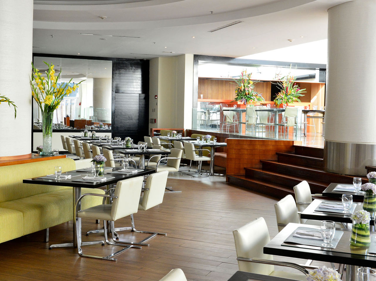 Het restaurant Ribeira Brava, van het Hotel in Caracas, heeft een elegante en gezellige sfeer met banken en kussens