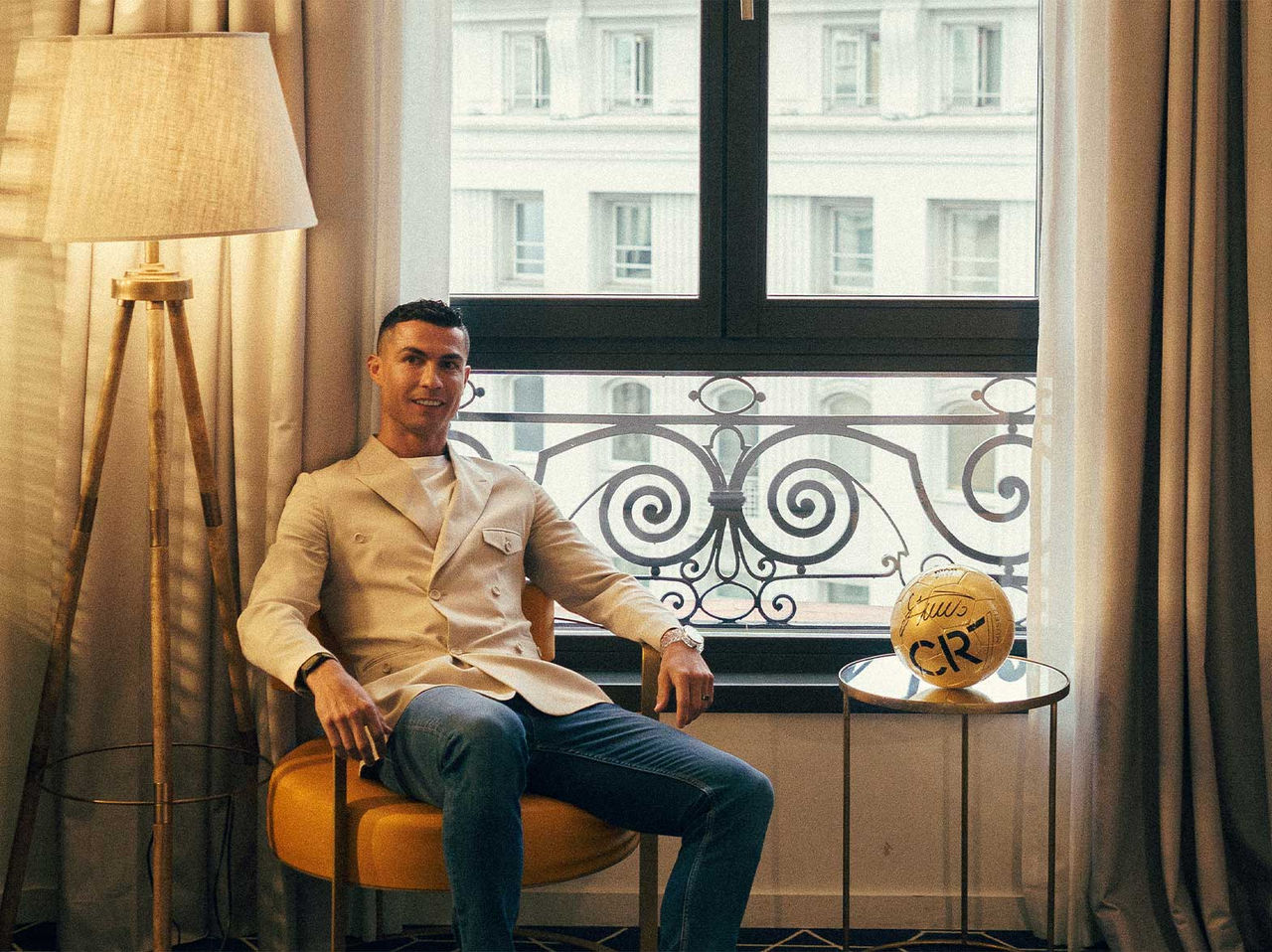 Cristiano Ronaldo en getekende voetbal in een hotel van het merk Pestana CR7 Lifestyle Hotels