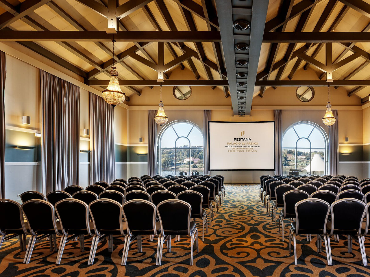 Houd uw vergaderingen of conferenties bij Pestana Hotel Group, met ruime kamers, elegante decoratie en een geweldig uitzicht