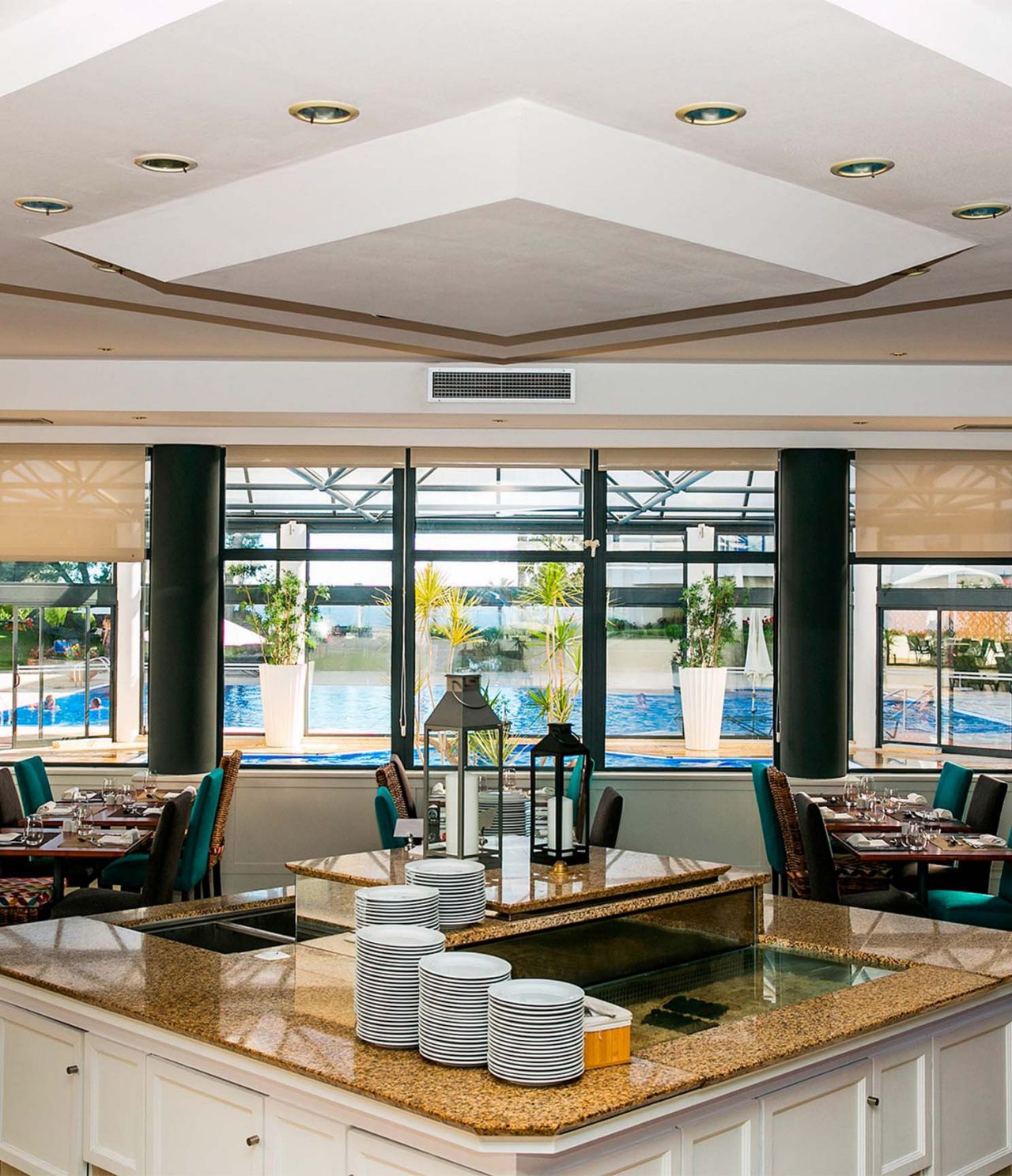 Oceano in Cascais has tables and windows overlooking the pool