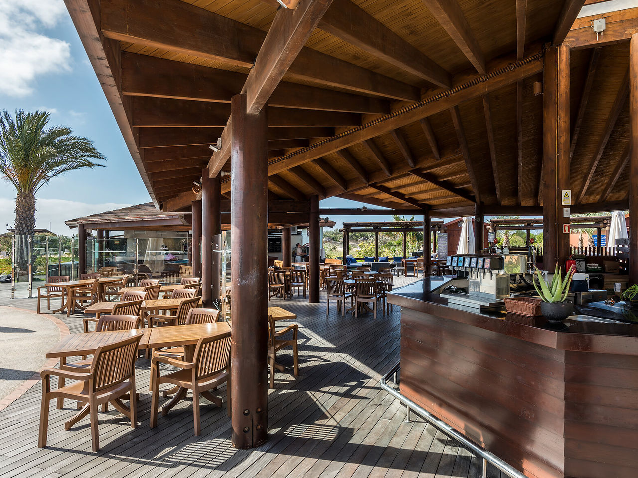Dunas Bar, 5-Star Resort in Porto Santo, serves outdoor snacks and drinks by the pool