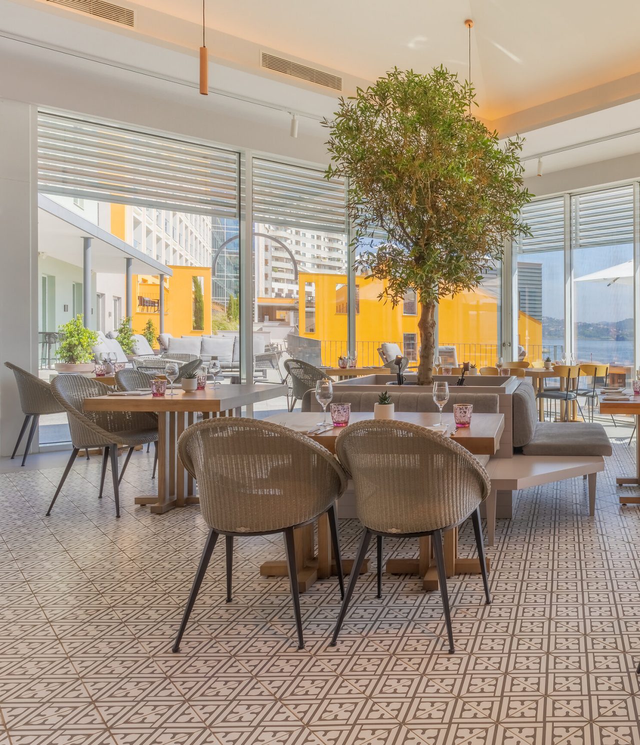 The Aroma restaurant at the Premium Porto hotel has a large dining area with central tree
