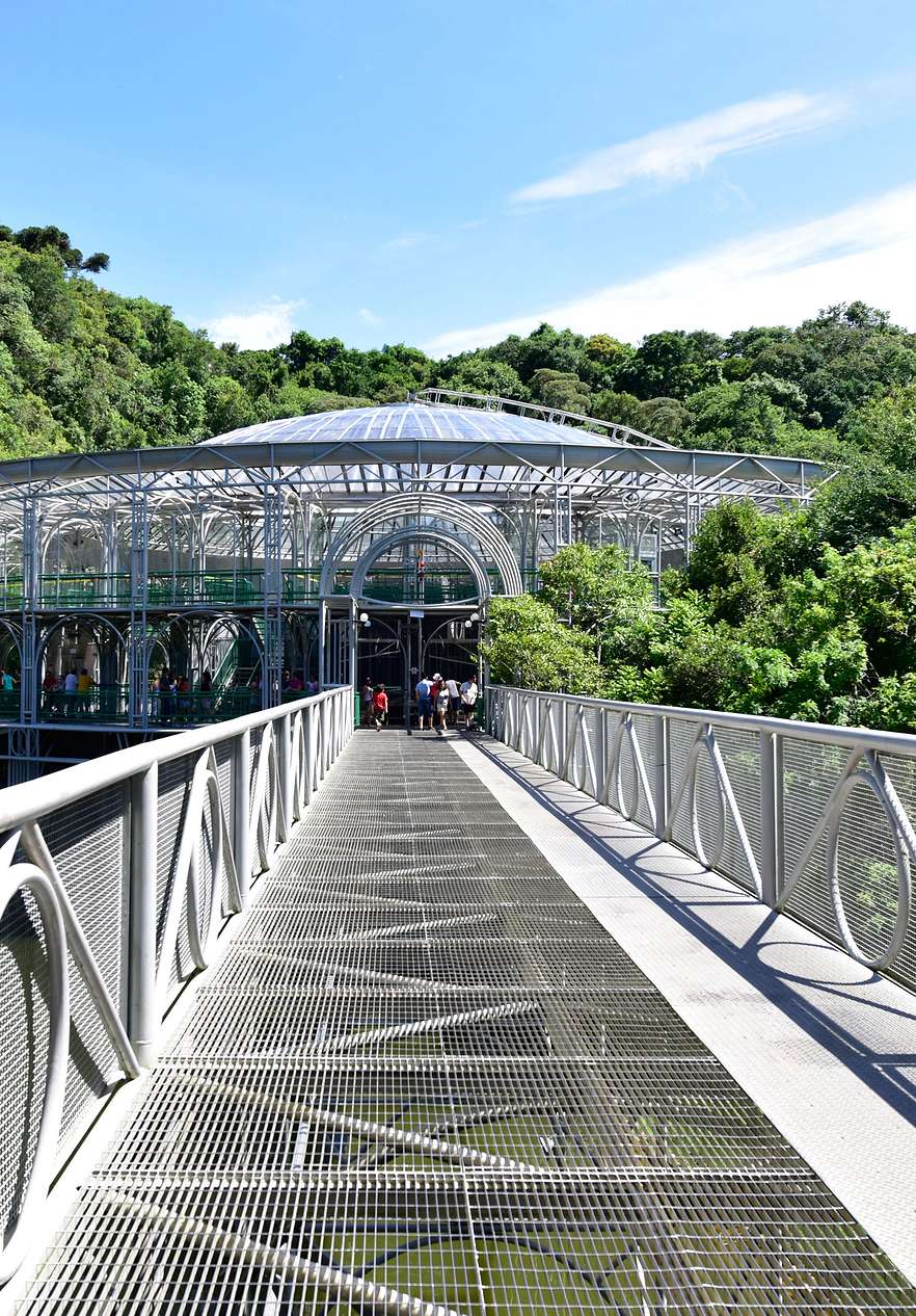 Wire Opera located in Pedreiras Park harmoniously integrates with the surrounding natural landscape